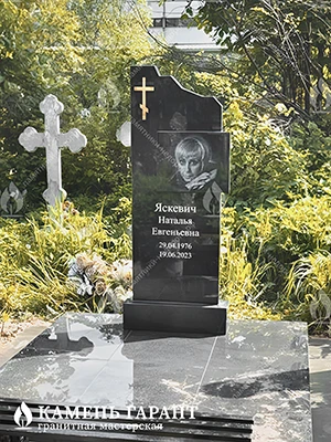 Фото памятника на могилу Эльбрус