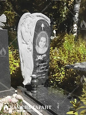 Фото памятника на могилу Скорбящий ангел 2 резной