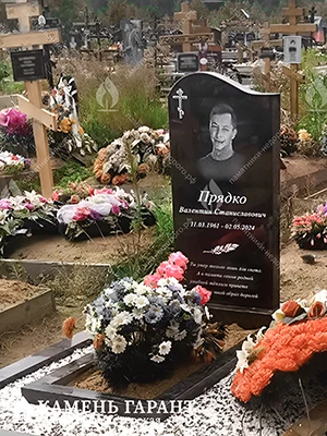 Фото памятника на могилу Волна